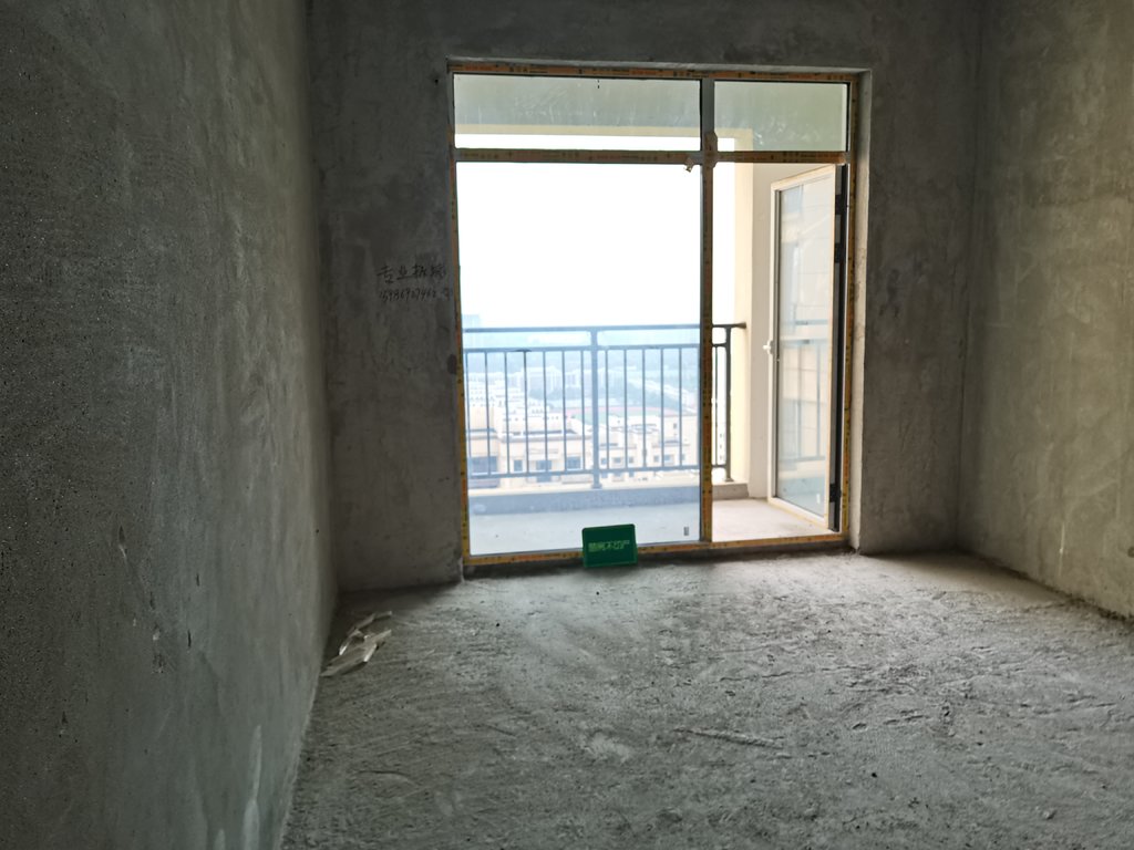 蓝天新城高档小区毛坯三房小区环境优雅诚意出售！