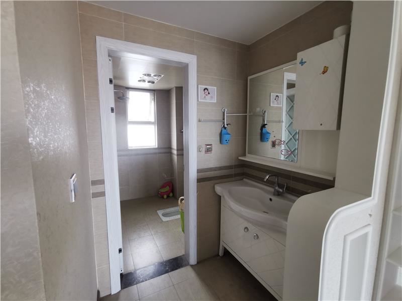 满庭春全屋订制精装修，湖景大四房只卖毛坯价，户型方正采光 