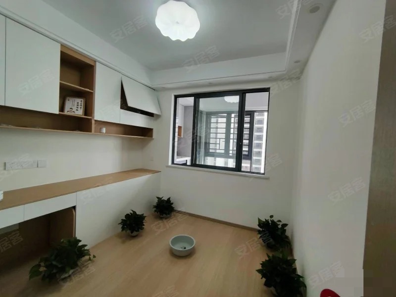 城南，吾悦华府，精装修三房二厅二卫，房东急售，好楼层，大阳台，拎包入住