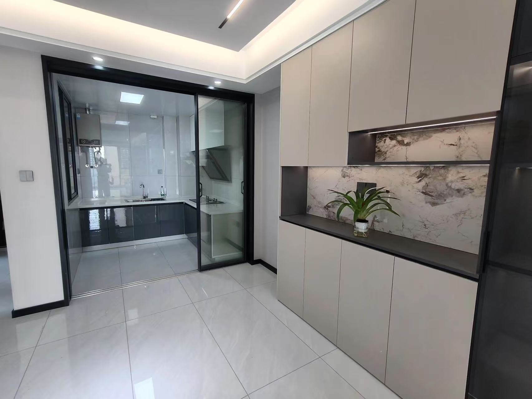 城南，新城1号五期，精装三房两卫，全新装修，好楼层，拎包入住