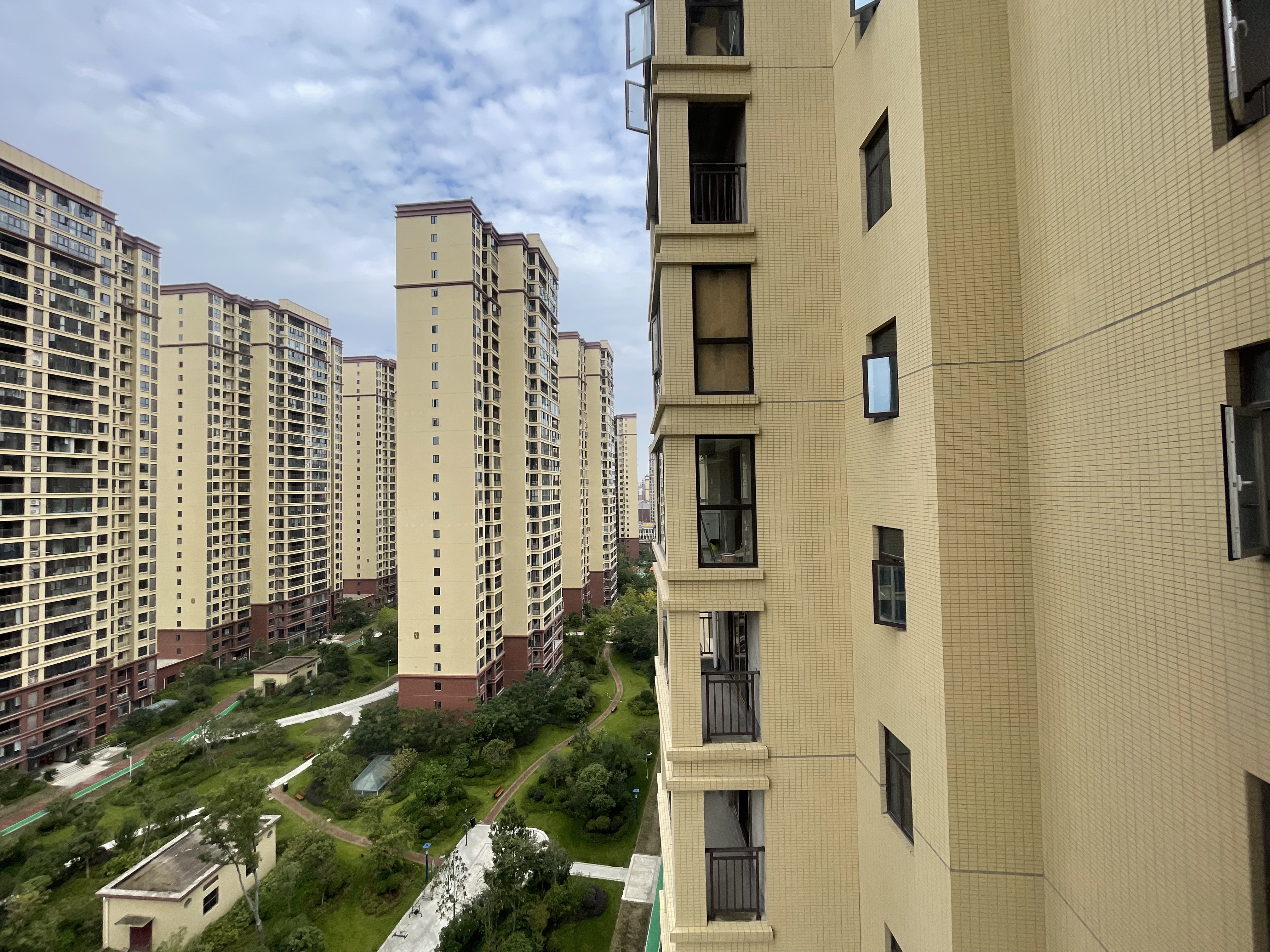 领秀城.毛坯大三房边户.南北双阳台.小区环境好.绿植环绕带车位出售