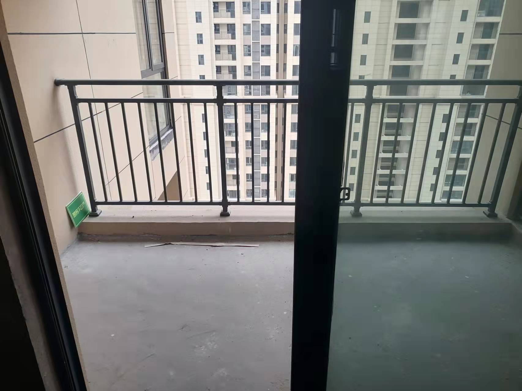 翡冷翠毛坯大三房南北双阳台餐客一体通透中间楼层前后无遮拦诚心出售可以按揭，看房方便