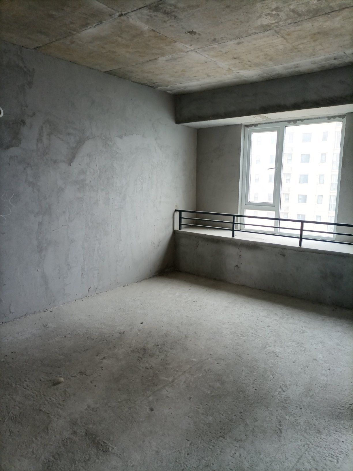 满庭春毛坯两房，证满两年。