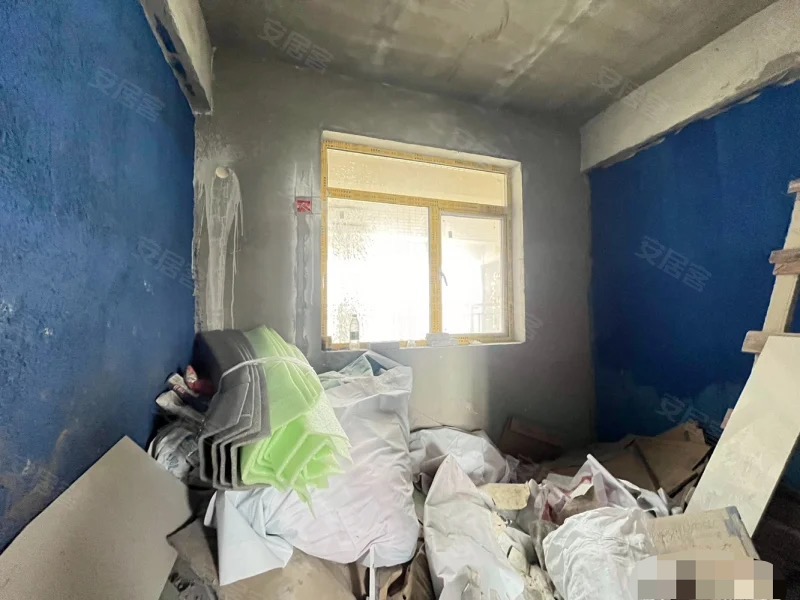 357，业主亏本急售。职院对面，沔阳天泽园，好楼层，单价4600，半装修，水电已走阳台已封，证满二