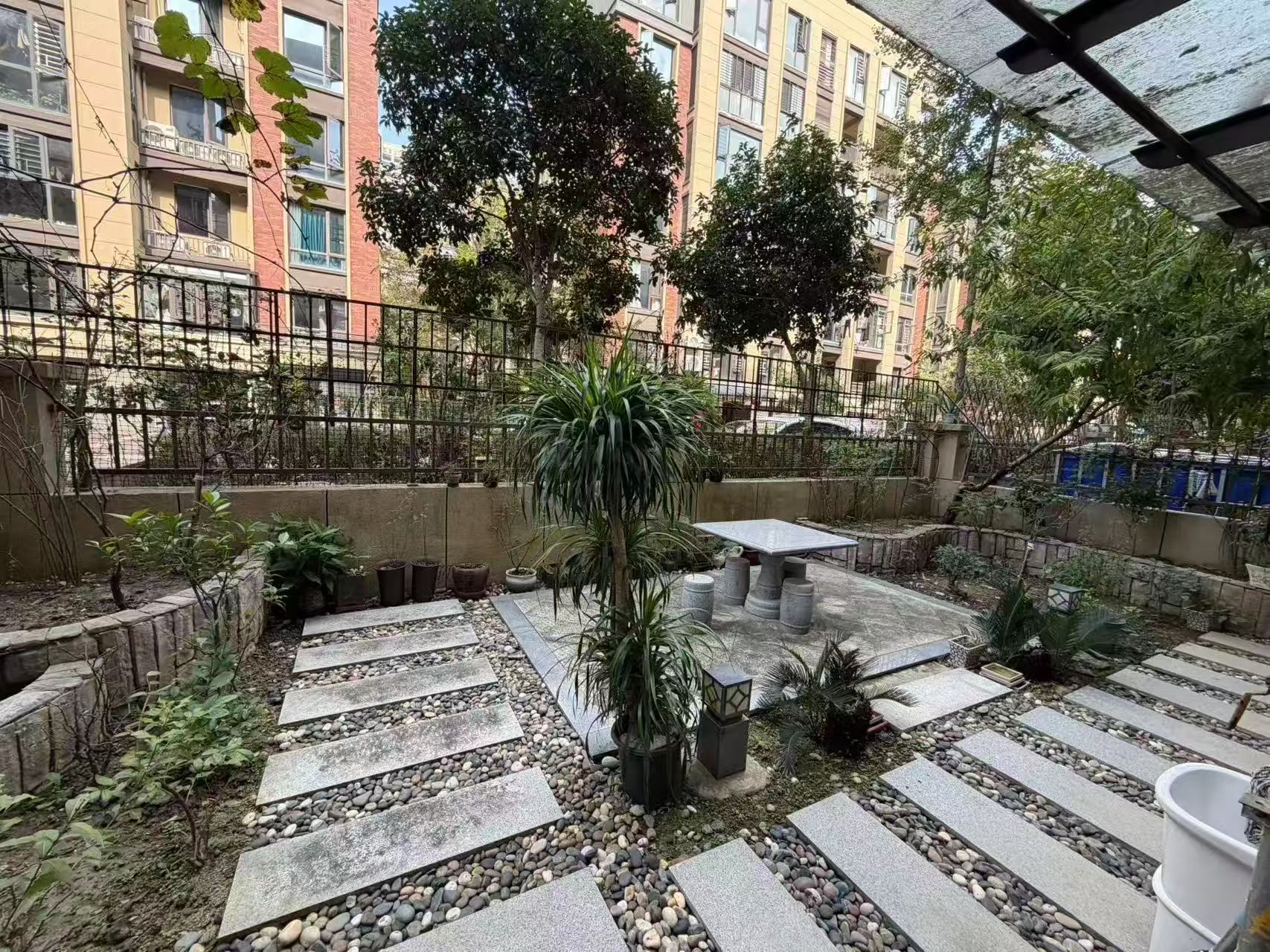 绿地香格里拉，豪装复式，五房四厅三卫，带院子、车库和路面车位，房东诚心出售