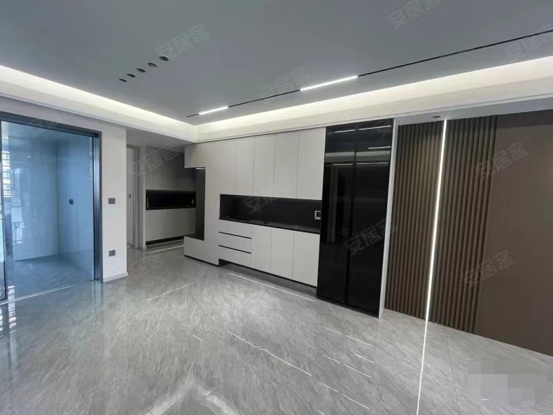 ​城南，御湖世家，电梯15楼，证满二​，全新精装三房，边户，送车位，好楼层