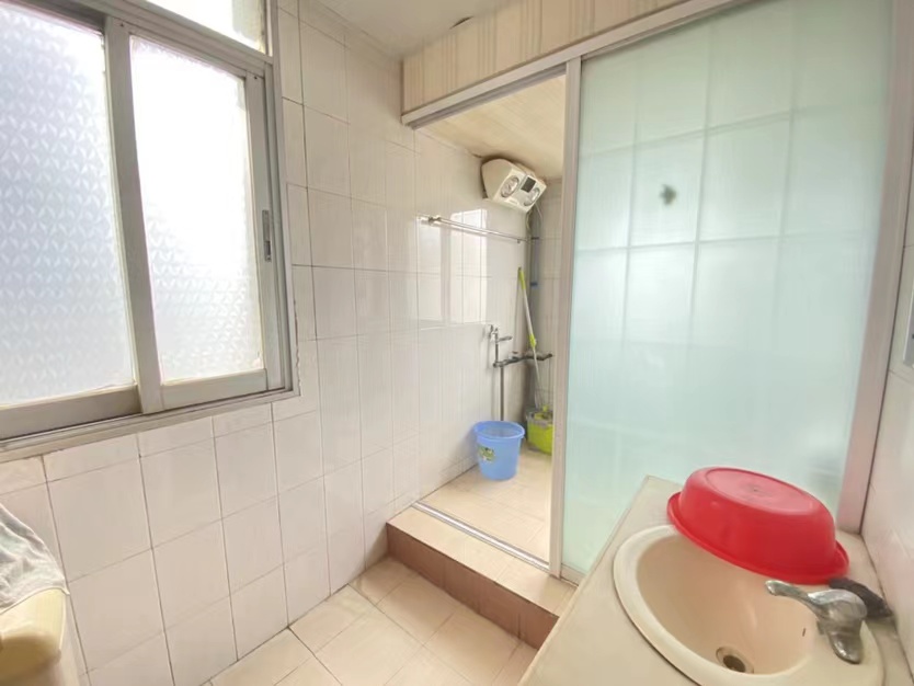 昌盛菜场旁.电力宿舍.精装三房两厅两卫.证件满二.看房方便