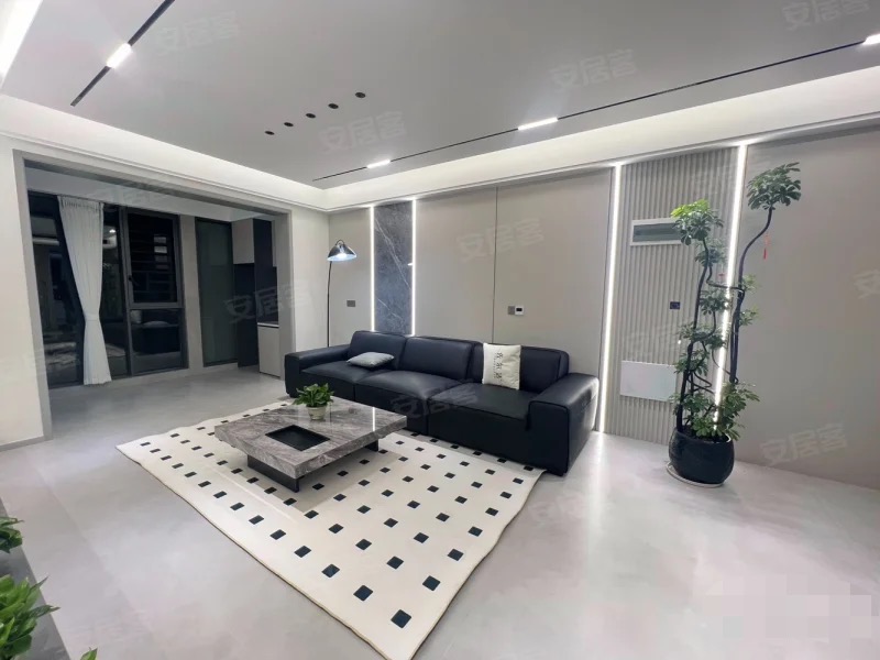 风和日丽，边户，三中门口，精装大四房，证满二，看中可谈，采光视野好