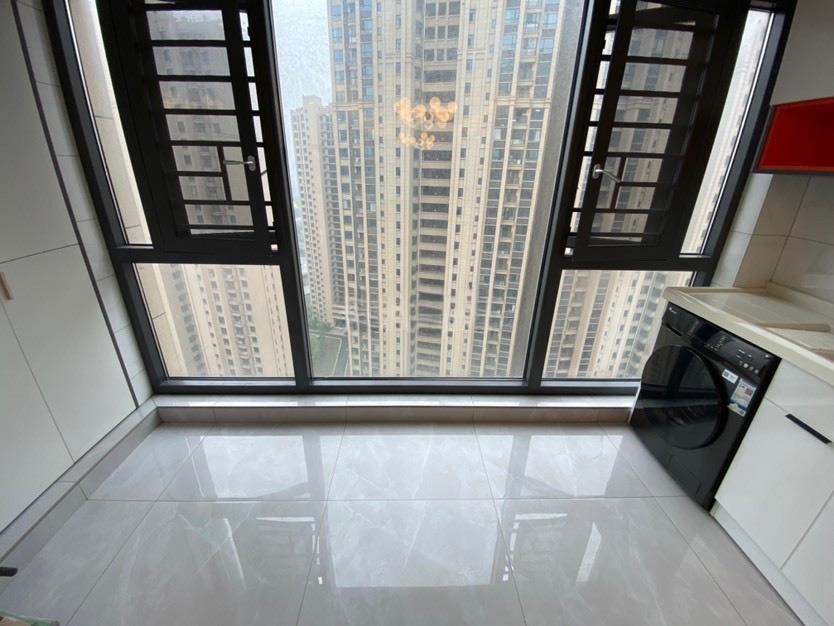 御湖世家全新装修3房送车位！