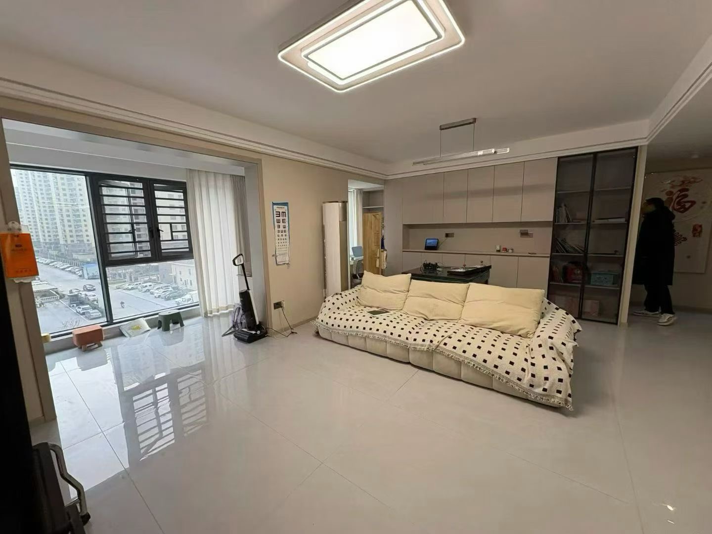 城南，蓝天花园，小高层， 1梯1梯， 精装三房，好楼层5楼 ，9成新，证满二