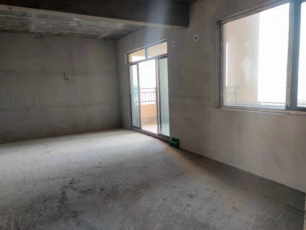 环球广场 房子毛坯三房楼层好地段好周边 多商圈多