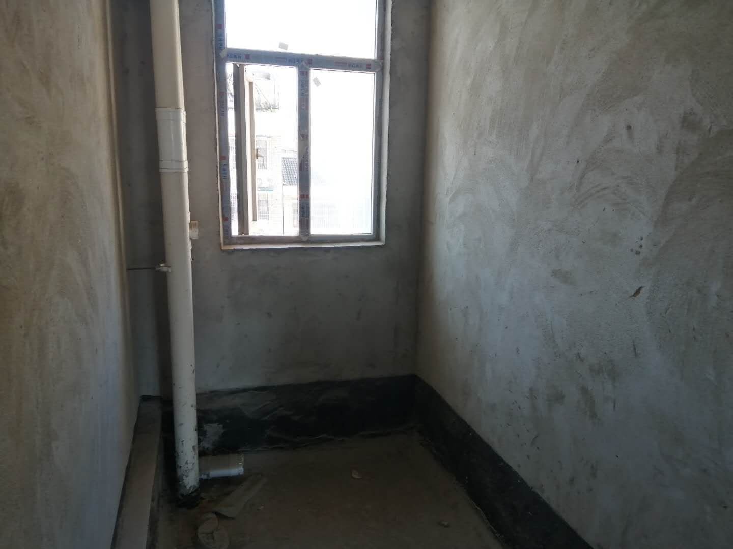 一中对面毛坯大三房，证件满二