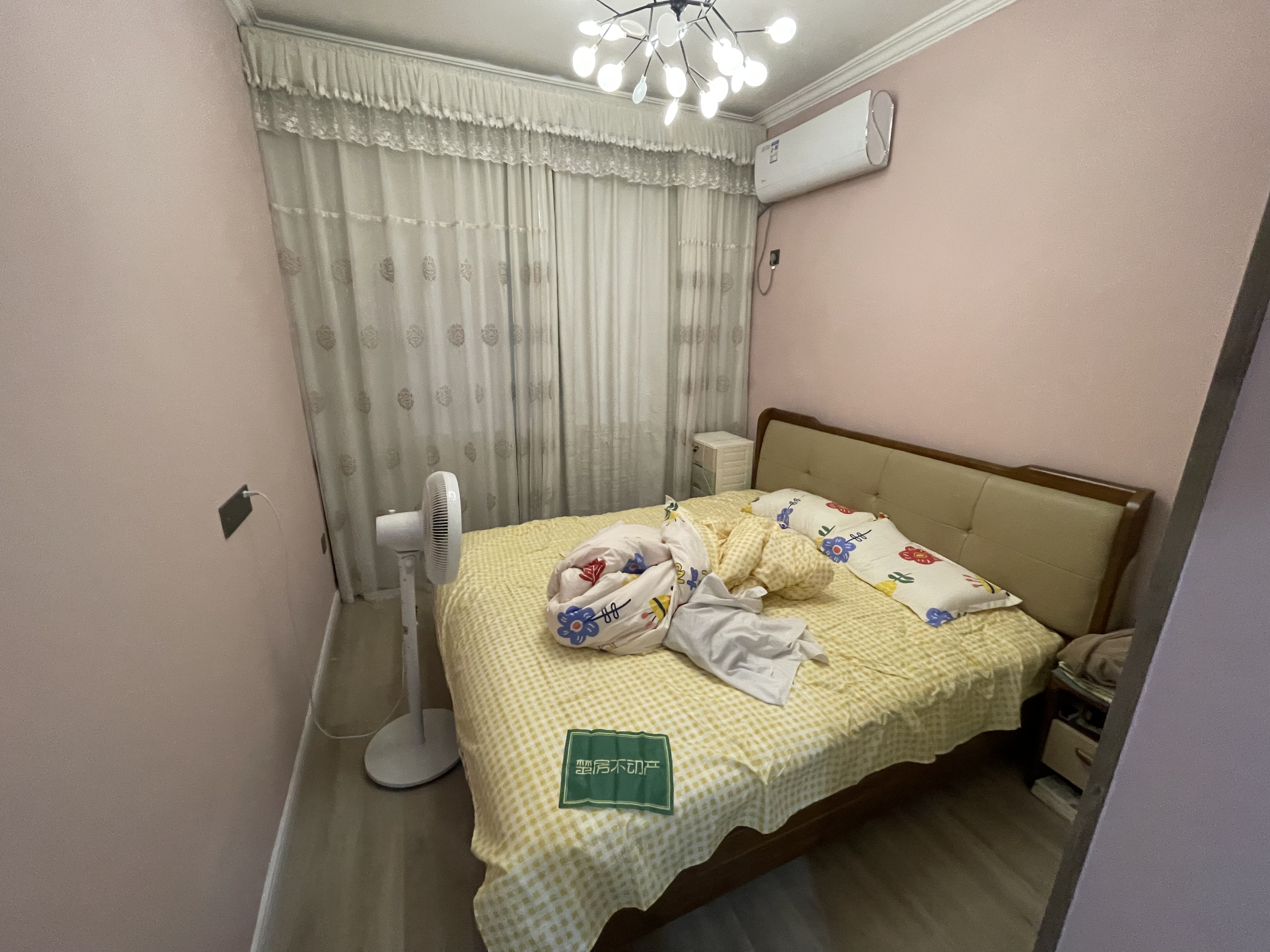 环球广场电梯两房装修很新带家电采光好朝南地理位置方便