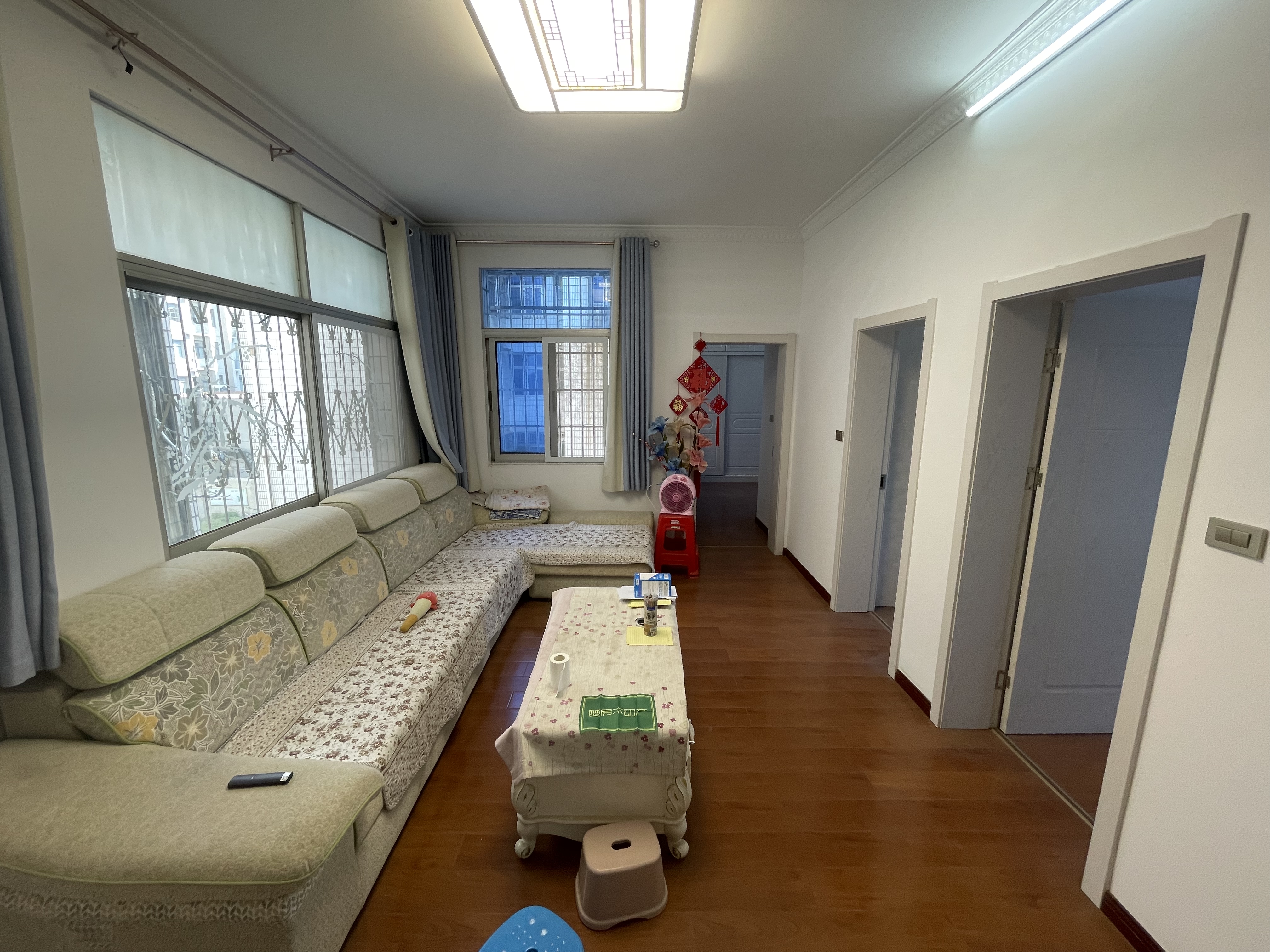 农委宿舍  四房 武商对面  步梯好楼层 新装修 采光好  小区院子大好停车