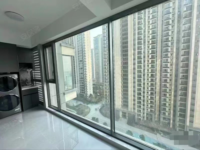 风和日丽，全新装修婚房，精装4房2卫，送车位，9.5成新，好楼层，新三中