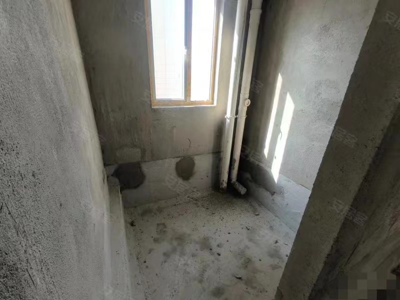 ?195，城南，蓝天新城，边户，好楼层，单价5400，满二，送车位