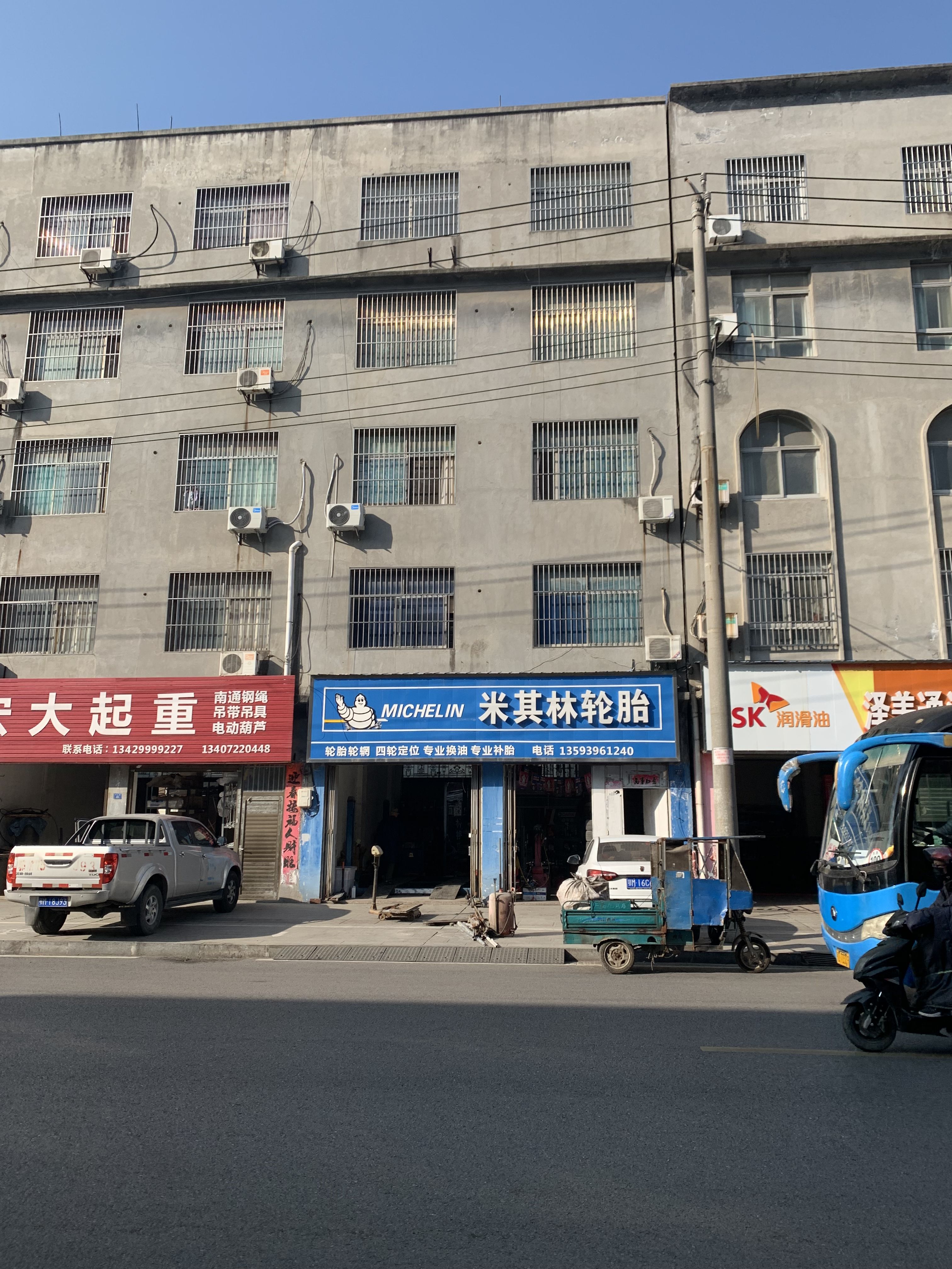 客运站对面,国有土地证，三证齐全五层半门面房出,