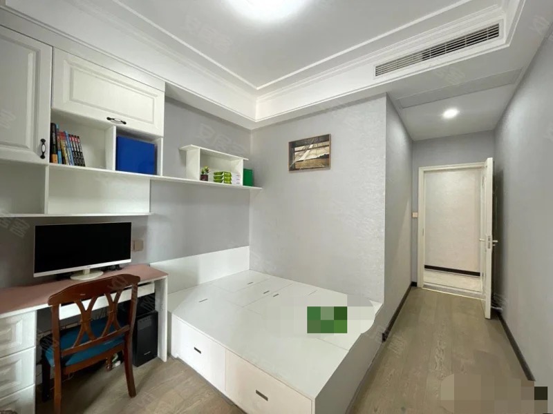 元泰B1，湖景大平层，精装4房，1梯1户，单价只要6000，好楼层，边户