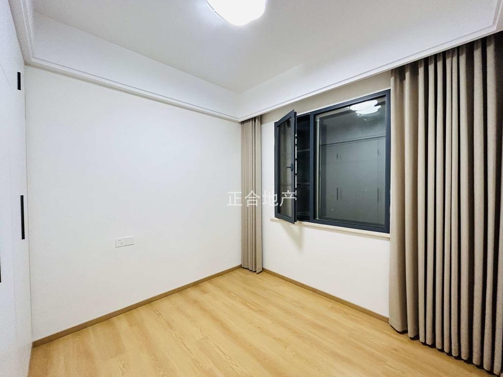 降价了，l森林国际湖景房，全新装修，精装三房，楼层好，双书包出门就是沔阳公园仙湖公园楼下新二中二小拎包入住