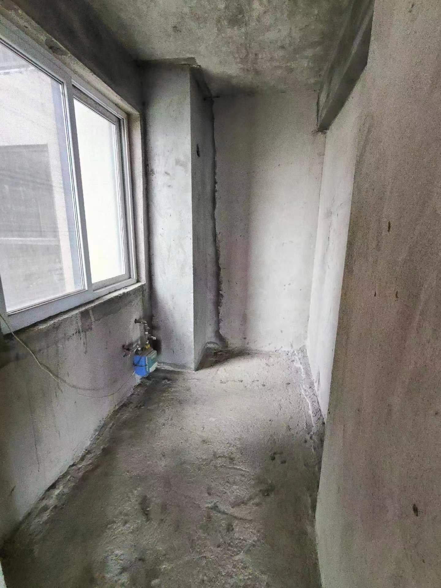 圣淘沙.毛坯大三房.小区出行方便.证件满二.看房方便