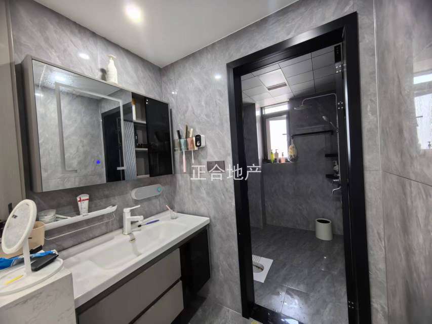 业主诚心出售，城南，新沔中旁，全新精装三房，单价4600，送车位，边户双阳台