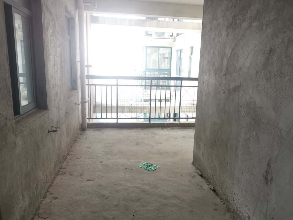 时代广场，新车站对面，毛坯大三房，送入户花园，高楼层，采光视野好，看房方便