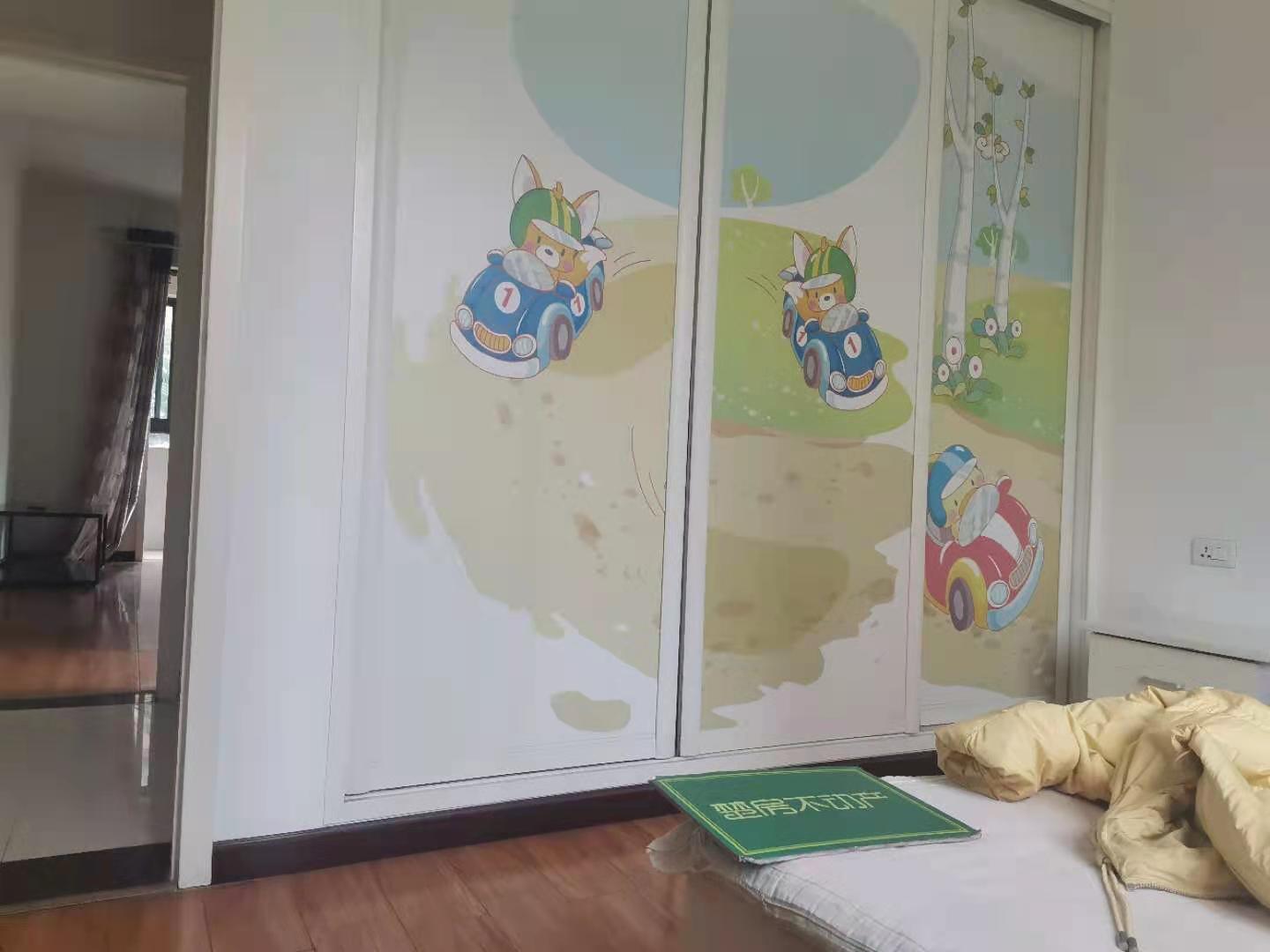 金域城邦精装四房，家具家电齐全，拎包入住。