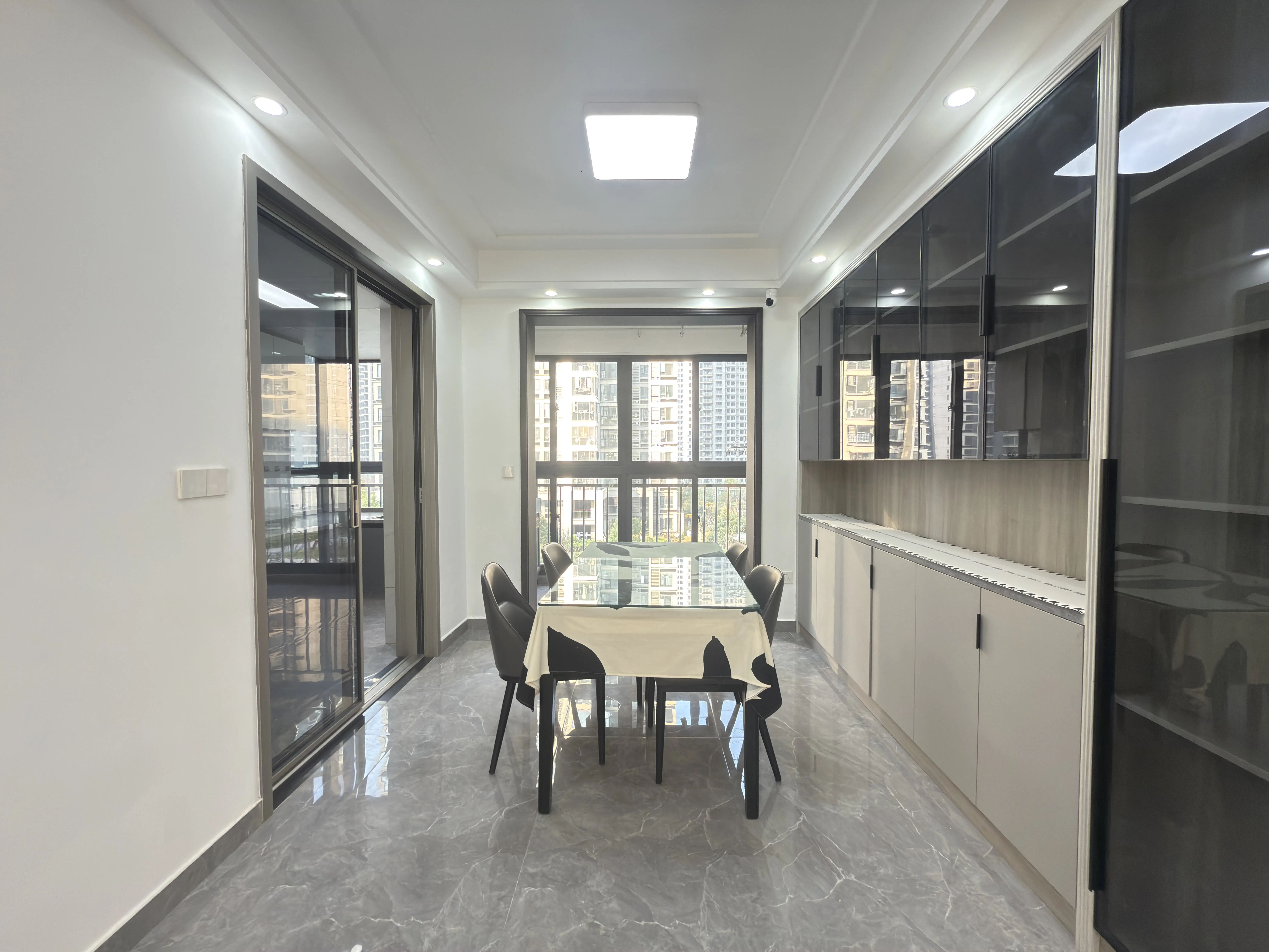 风和日丽，精装四房，全新装修，南北双阳台，单价5千多，证满二