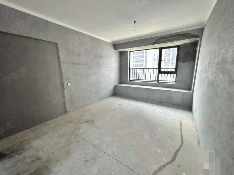 急卖，城南，吾悦广场，现房，毛坯三房两卫，好楼层14楼，房东包满二，单价6000