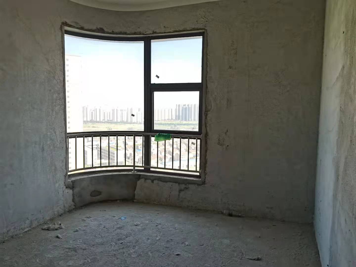 御台公馆毛坯三房.证件满二.看房方便房东诚意出售