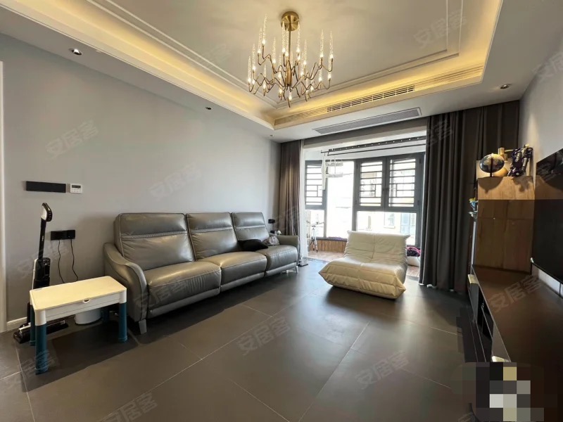 353，御台公馆，装修花了30万，边户，精装3房2卫， 单价5200，全屋地暖中央空调，证满二