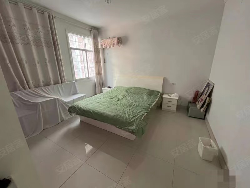 270，仙桃一中附近，福星城东门，步梯三楼楼龄新，有出场好停车，成色新，精装三房