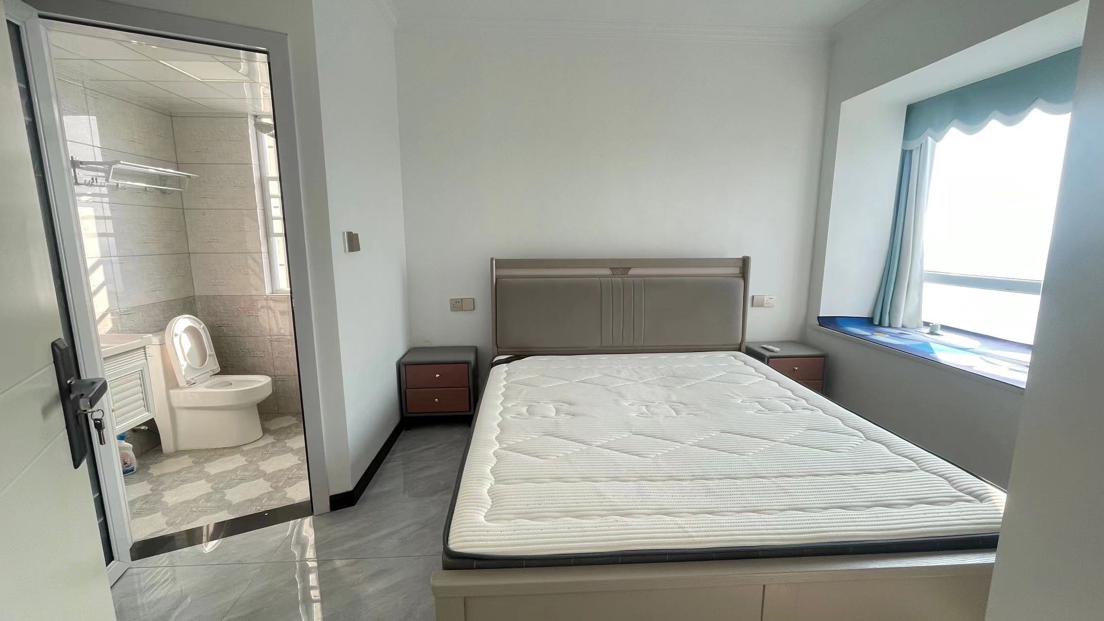 银湖城.精装三房.房子九成新.证件满二.看房方便