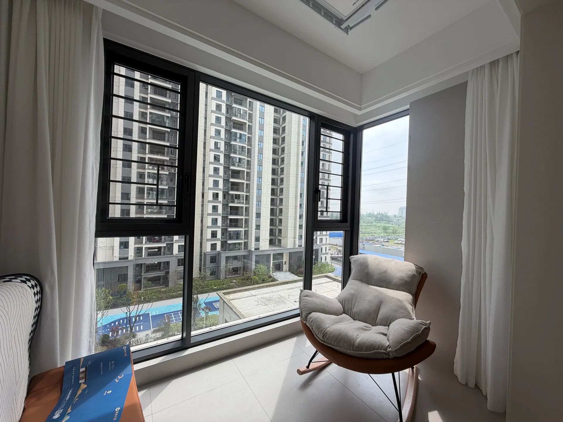 双书包，风和日丽，精装三房两卫，全新装修家，家电齐全，证满二带车位。