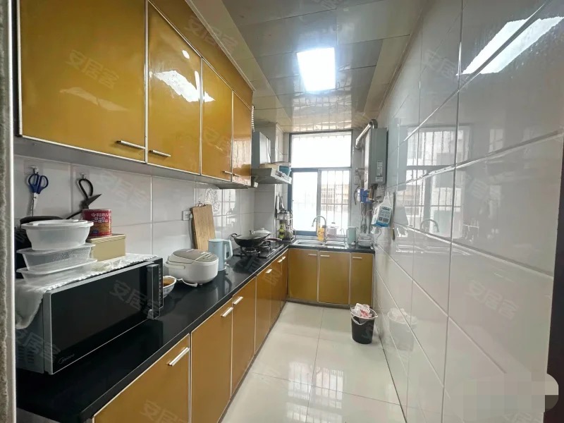 375，商城附近，汽修小区，步梯三楼，房龄新，精装三房，南北通透