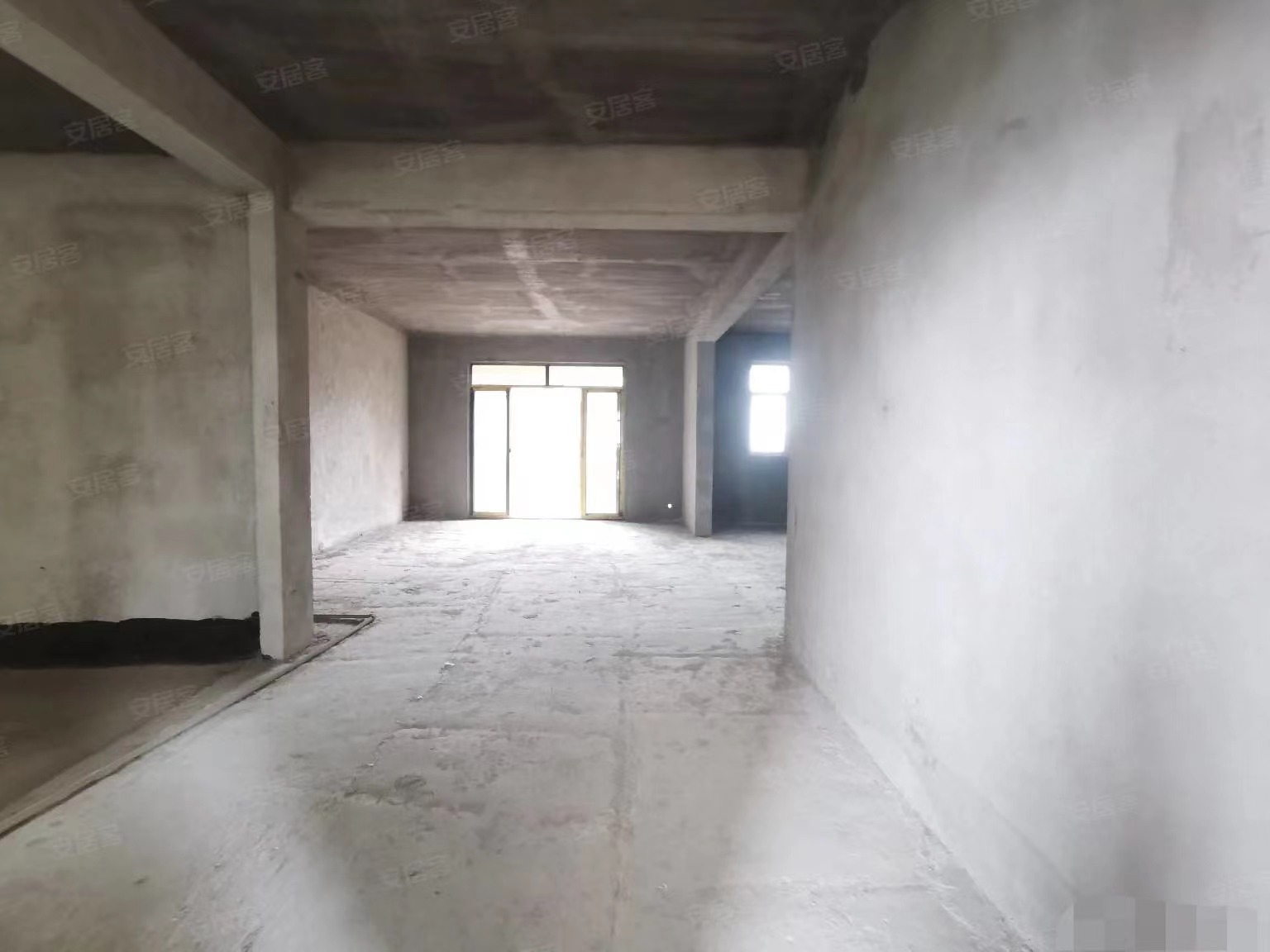 84，房东亏本急售，城南电梯小高层，一梯一户，​三开间朝南双阳台，好楼层，拼手速