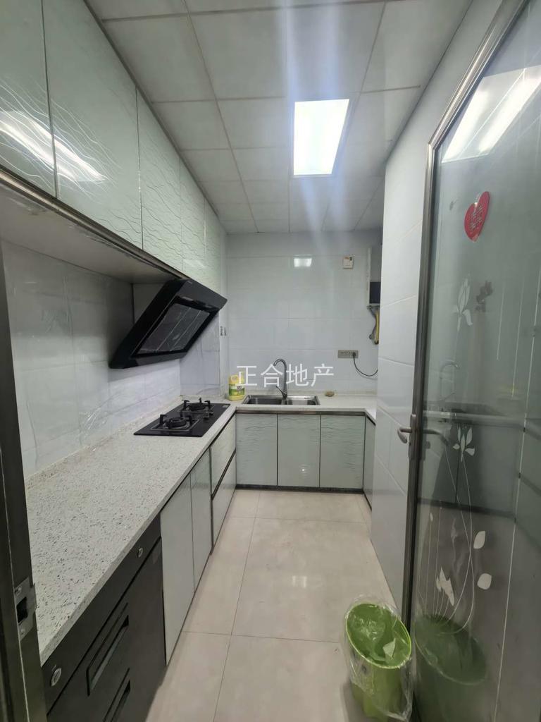 业主诚心出售，天诚缘，精装三房，成色新。拎包即可