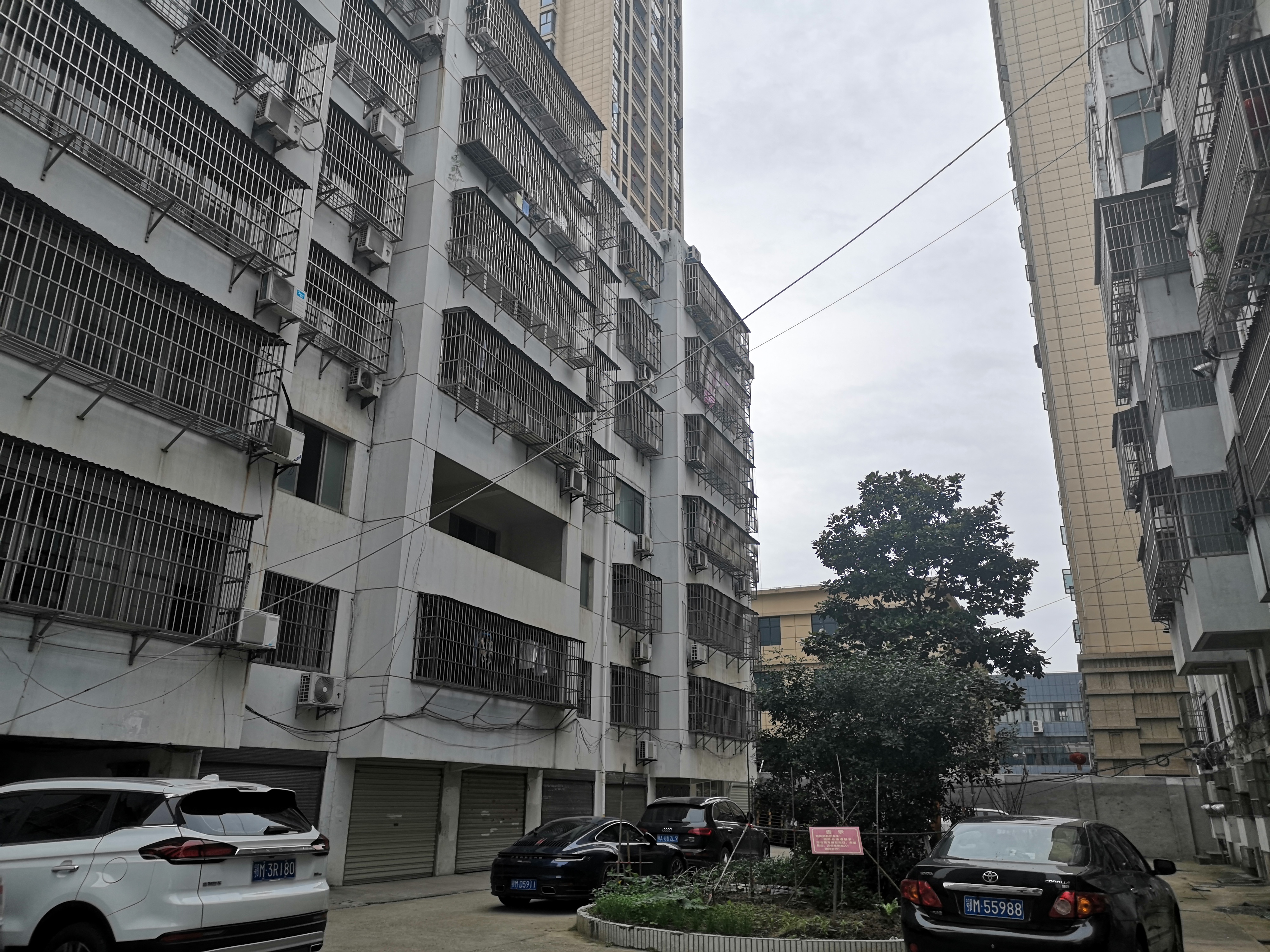 仙桃大道武商商圈富融大厦旁桃苑楼181平大四房四房朝南大阳台适合大家庭居住