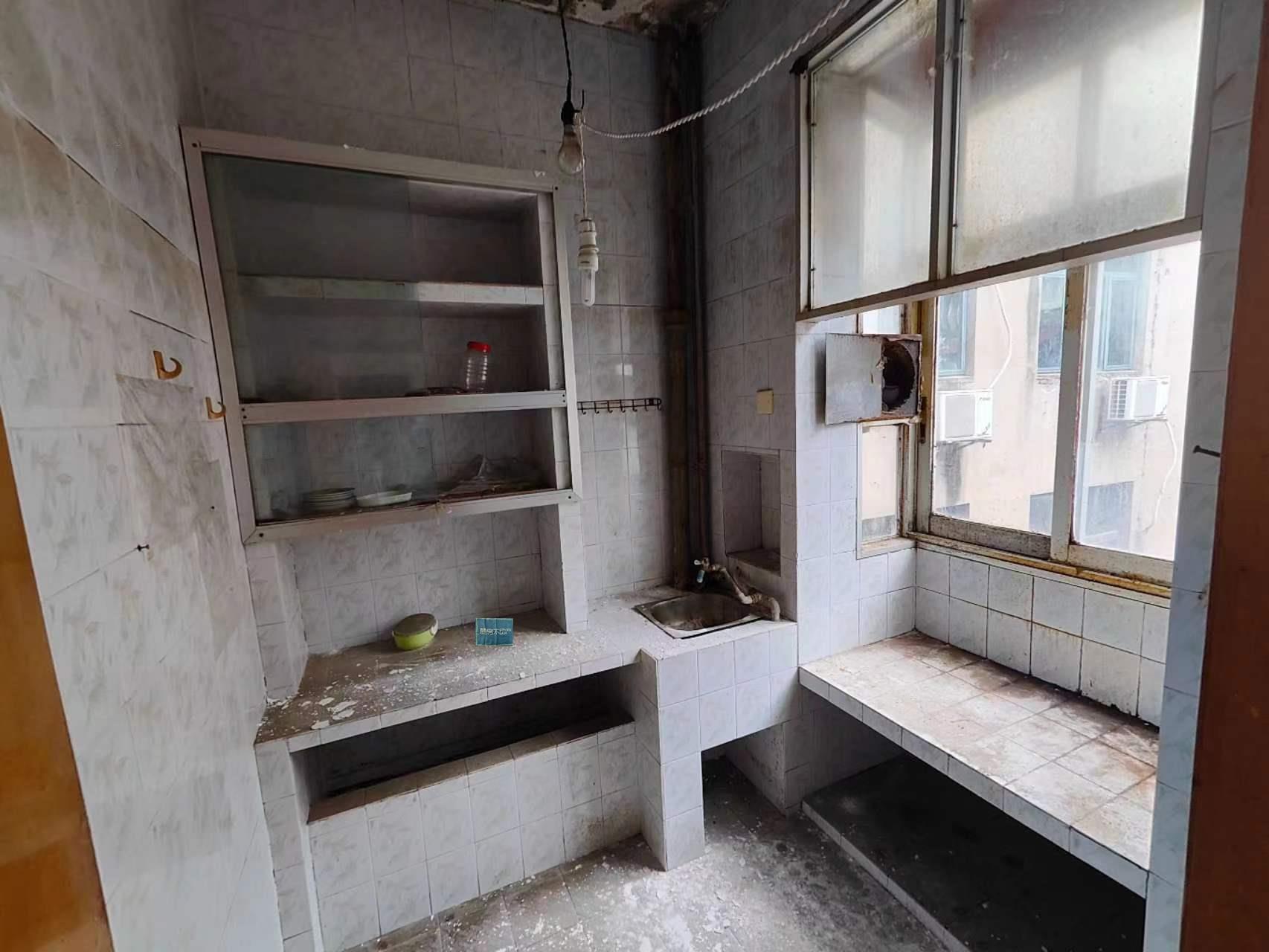 三医院旁边的步梯好楼层，只需要简单大理即可，业主诚意出售