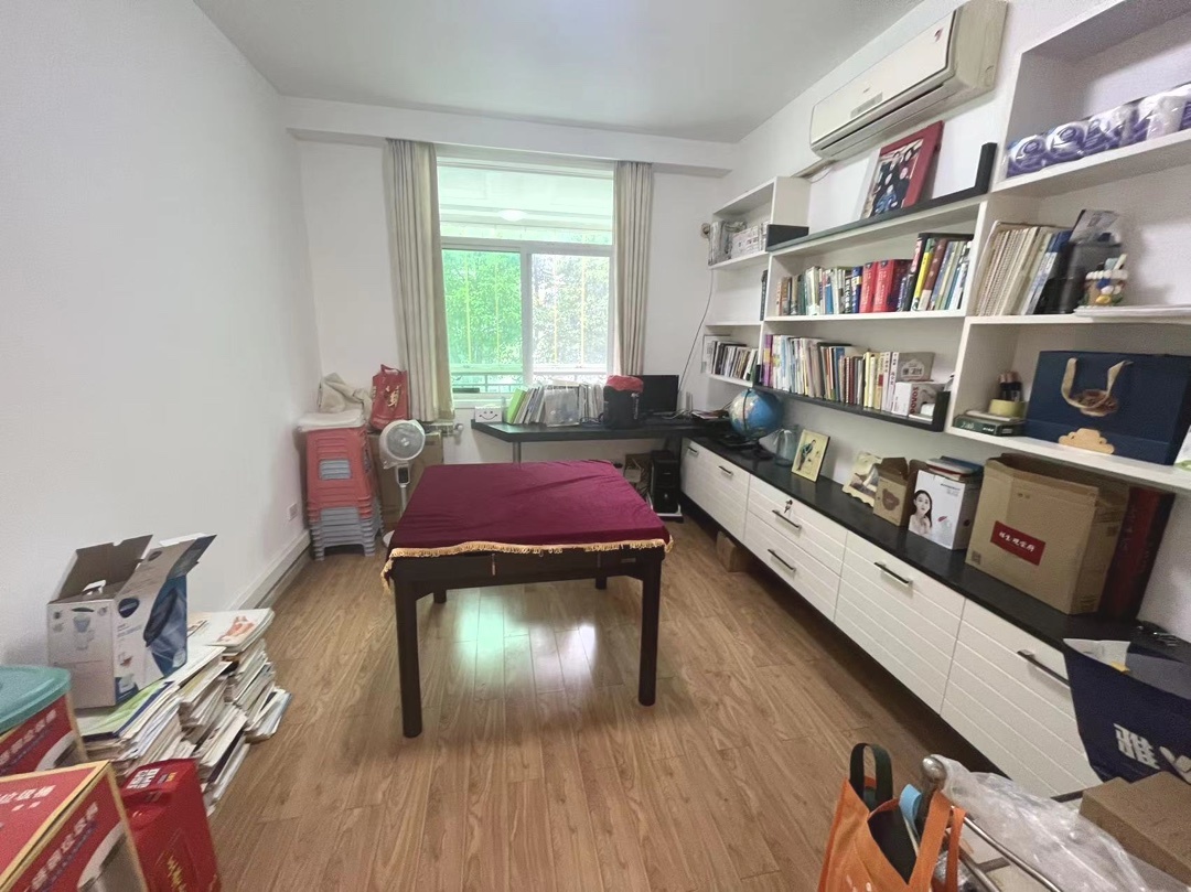 仙桃一中旁，大边户，全屋暖气片，品牌家具家电，带一个车库，好停车，