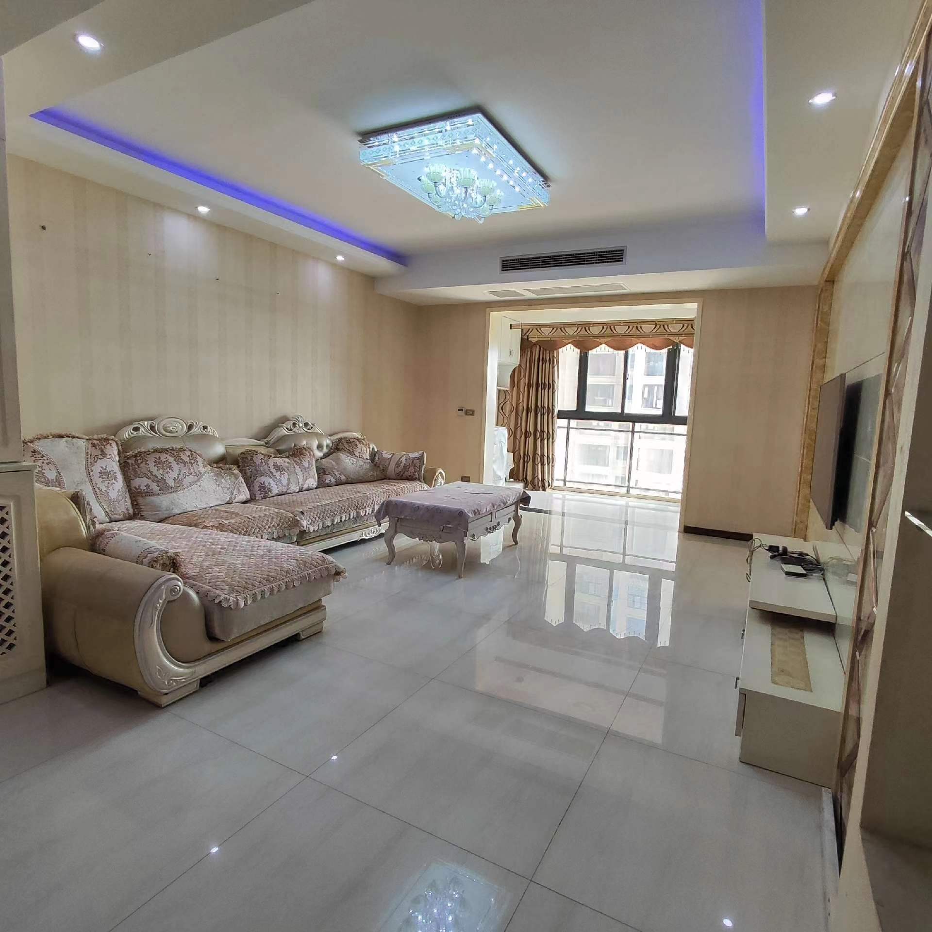 中央华府.精装三房两卫.楼下就是學笑.看房方便