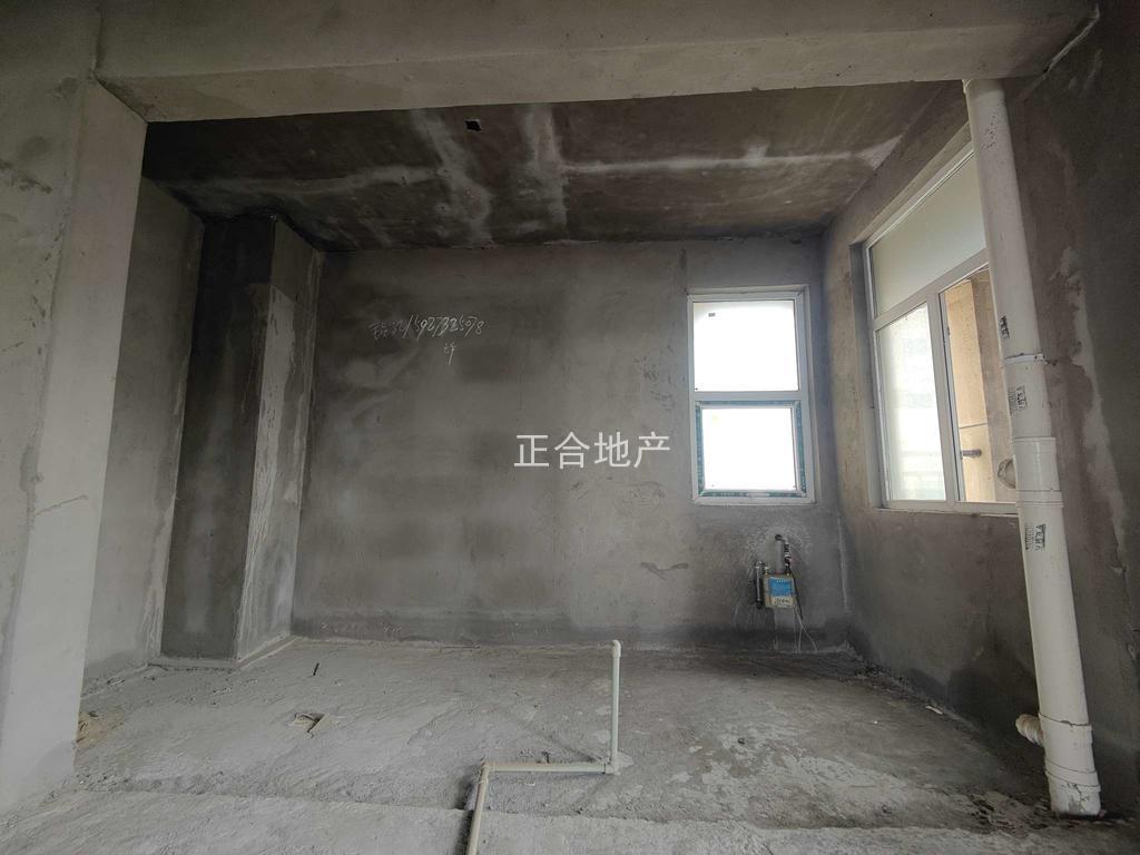 城南，新三中旁，元泰未来城，超大转角阳台，大平层，单价4800，送车位一梯一户,