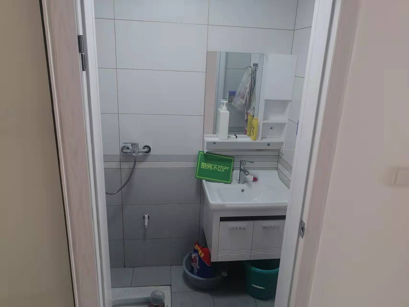 汽车城精装三房两卫公寓房精装修诚心出售，房东好说话