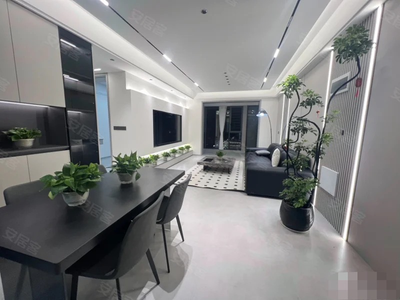 风和日丽，边户，三中门口，精装大四房，证满二，看中可谈，采光视野好