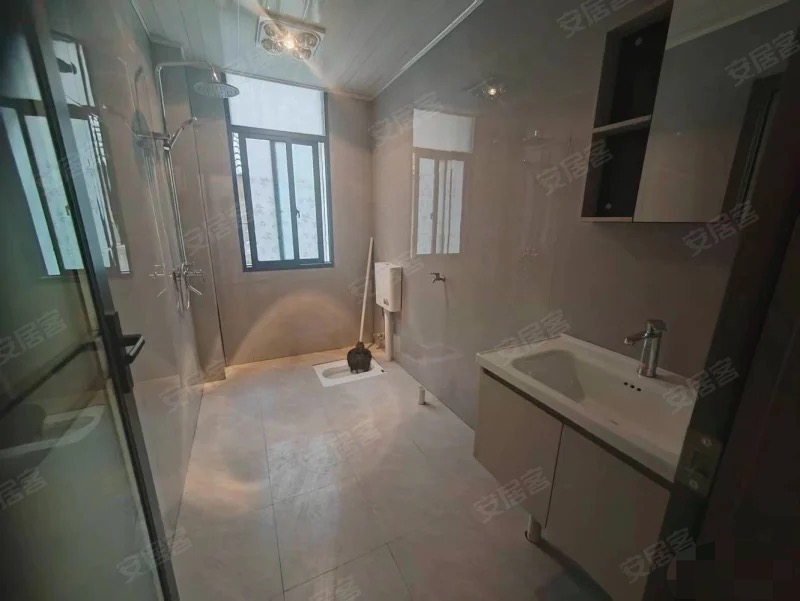 372，养老房，商城附近，四房，证满二，超大院子，停车方便，证满二