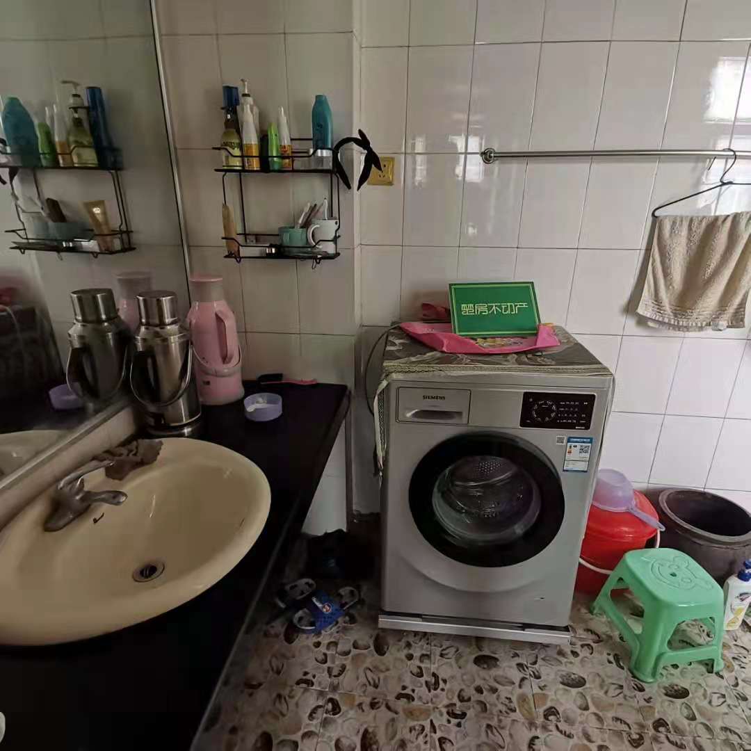 车站旁边财政局宿舍小区好停车非常方便！