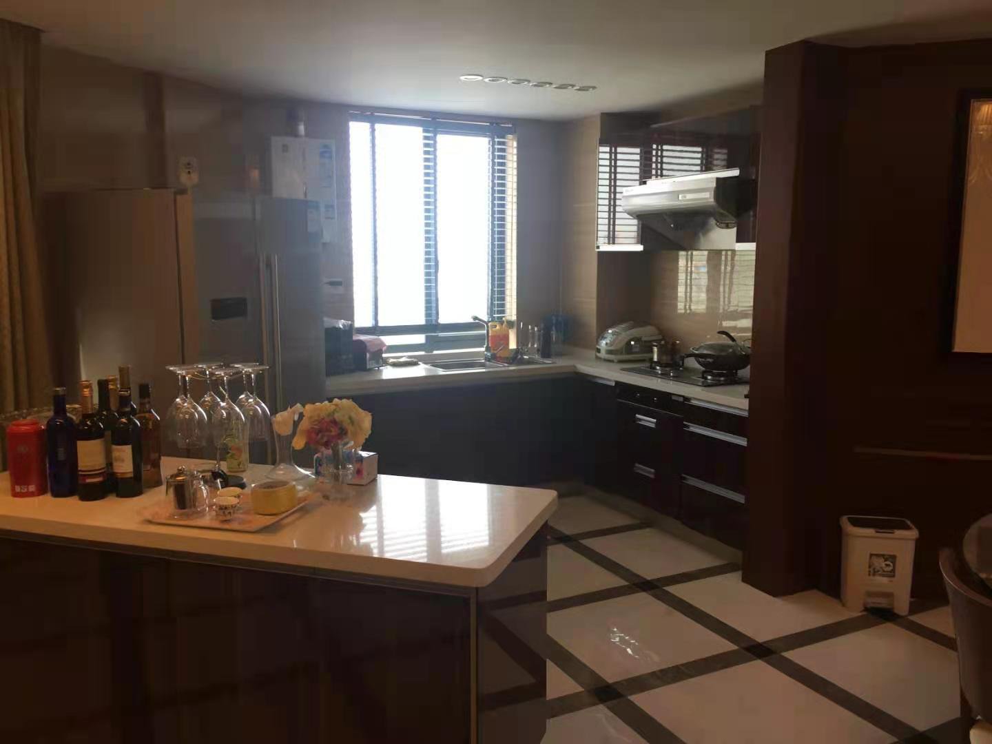 豪装复式楼，6室4厅4卫2阳台，