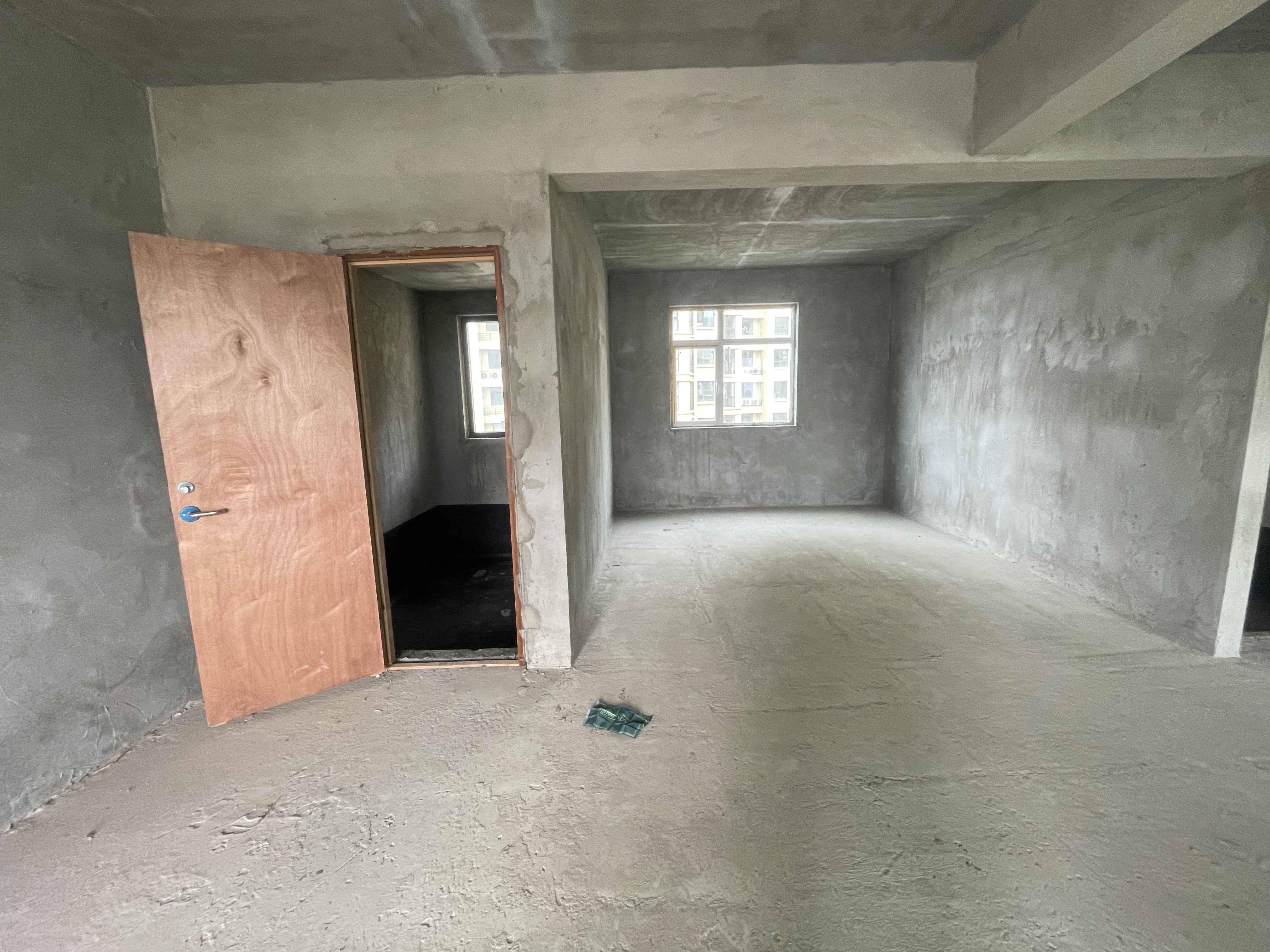 领秀城.毛坯大三房边户.南北双阳台.小区环境好.绿植环绕带车位出售