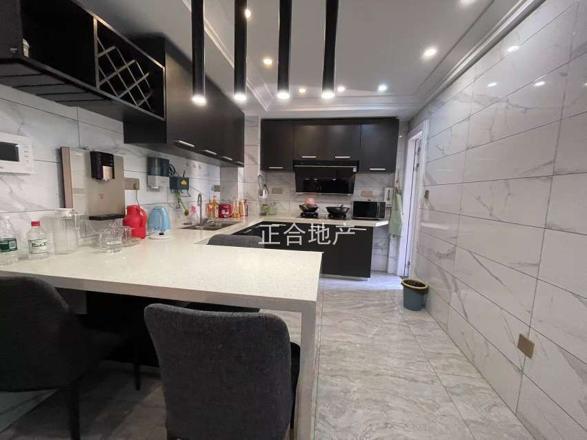 房东诚心出售，新城壹号，精装两房，成色新，电梯好楼层，可谈