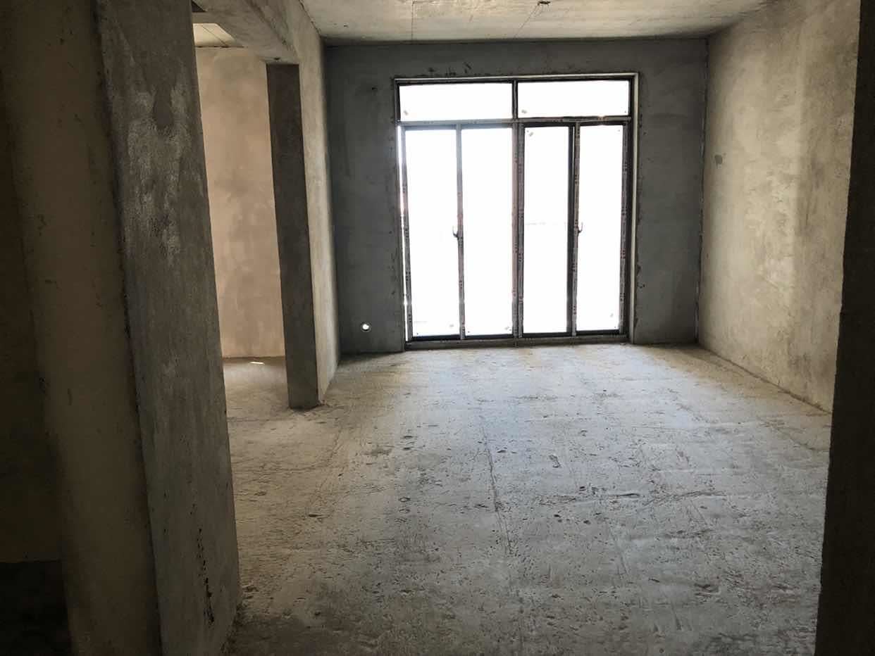 大新路小学旁环球中心，毛坯大三房，钥匙在手随时看房，手慢无